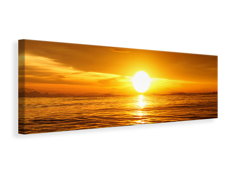 Leinwandbild Panorama Glühender Sonnenuntergang am Wasser