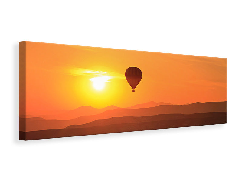 Leinwandbild Panorama Heissluftballon bei Sonnenuntergang