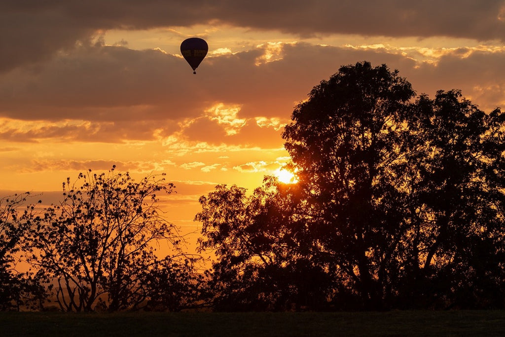 Fototapete Der Sonne entgegen mit dem Heissluft Ballon